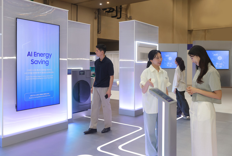 삼성전자 모델이 전시관 '에너지 세이빙' 존에서 가전의 에너지 사용량을 예측하고 에너지 절감 효과를 소개하고 있다. [사진=삼성전자]
