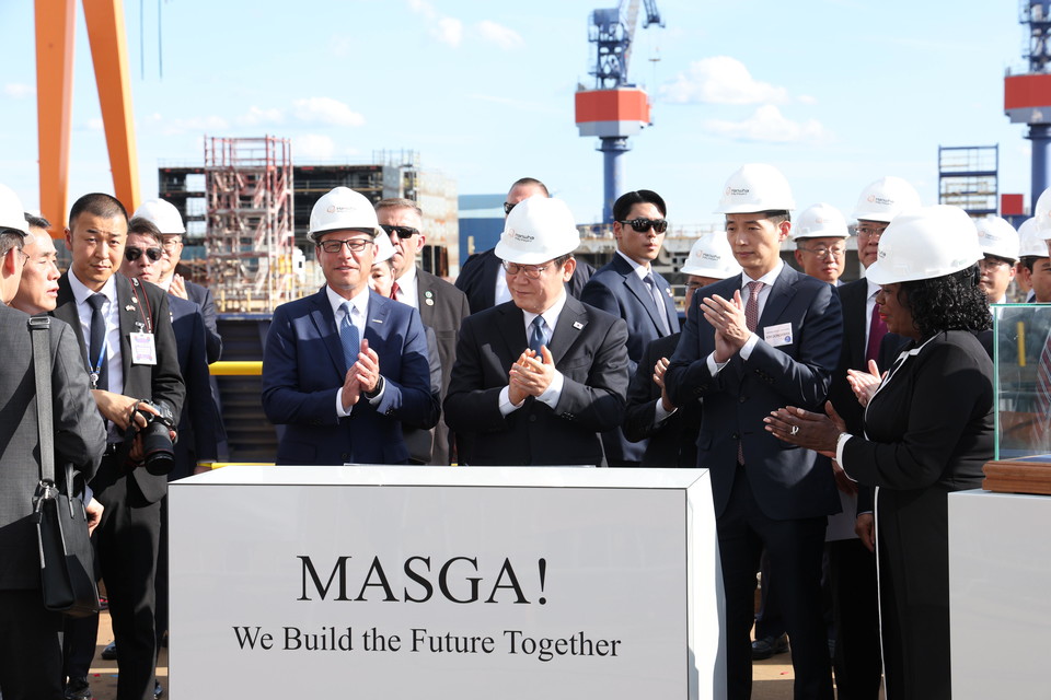 이재명 대통령이 26일(현지시간) 미국 필라델피아의 한화 필리조선소에서 방명록 작성 후 박수치고 있다. [사진=연합뉴스]