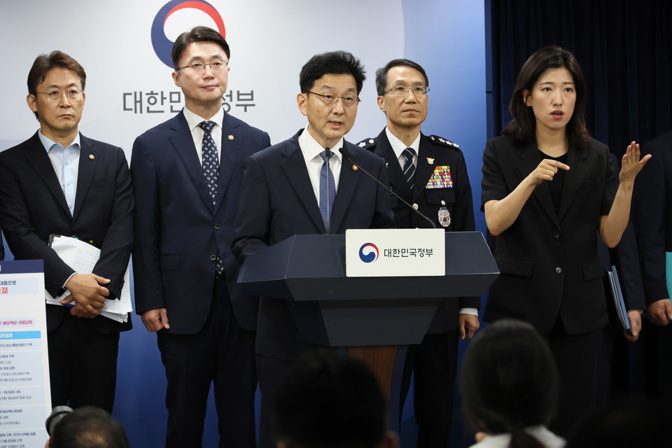 윤창렬 국무조정실장이 28일 서울 종로구 정부서울청사에서 열린 보이스피싱 근절 종합대책 관계부처 합동브리핑에서 발언하고 있다. [사진=연합뉴스]