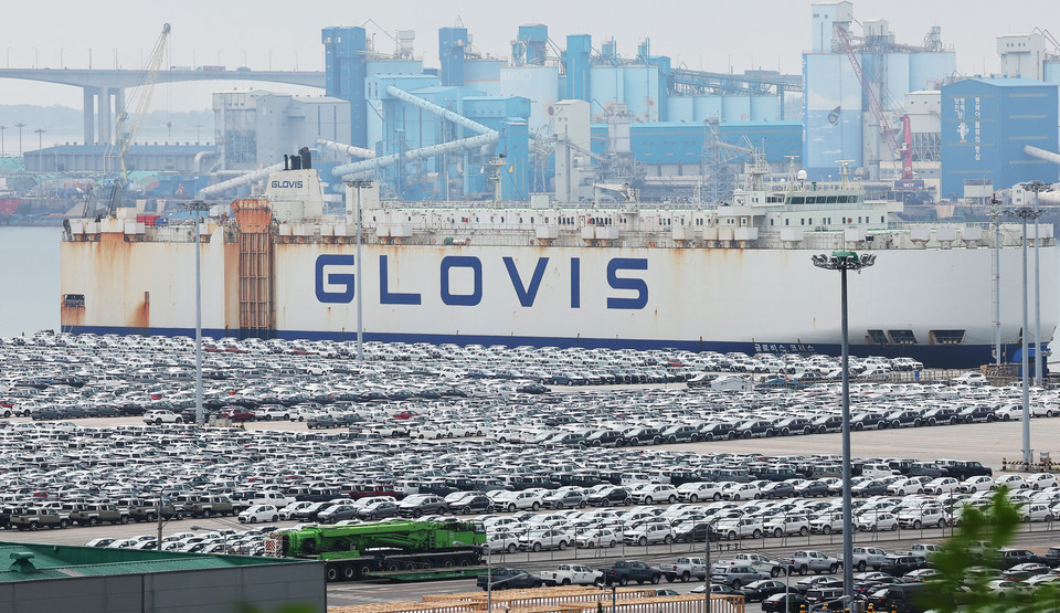 경기도 평택항에 수출용 자동차가 세워져 있다. [사진=연합뉴스]