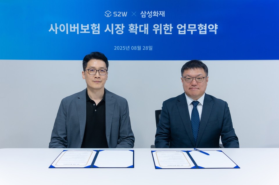 (왼쪽부터) 서상덕 에스투더블유 대표, 백동헌 삼성화재 특종사업단장 [사진=에스투더블유]