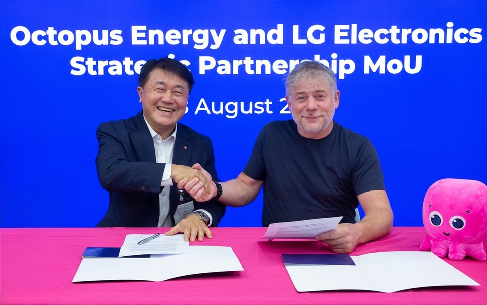 (왼쪽부터) LG전자 해외영업본부장 윤태봉 부사장, 옥토퍼스 그레그 잭슨 CEO가 협약 체결 후 기념촬영을 하고 있다. [사진=LG전자]