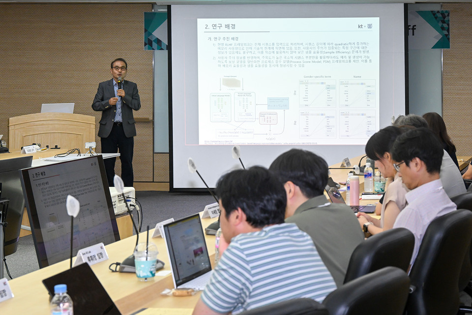 서울대학교 이정우 교수가 워크숍에서 KT와 진행할 공동 연구 과제를 소개하고 있다. [사진=KT]
