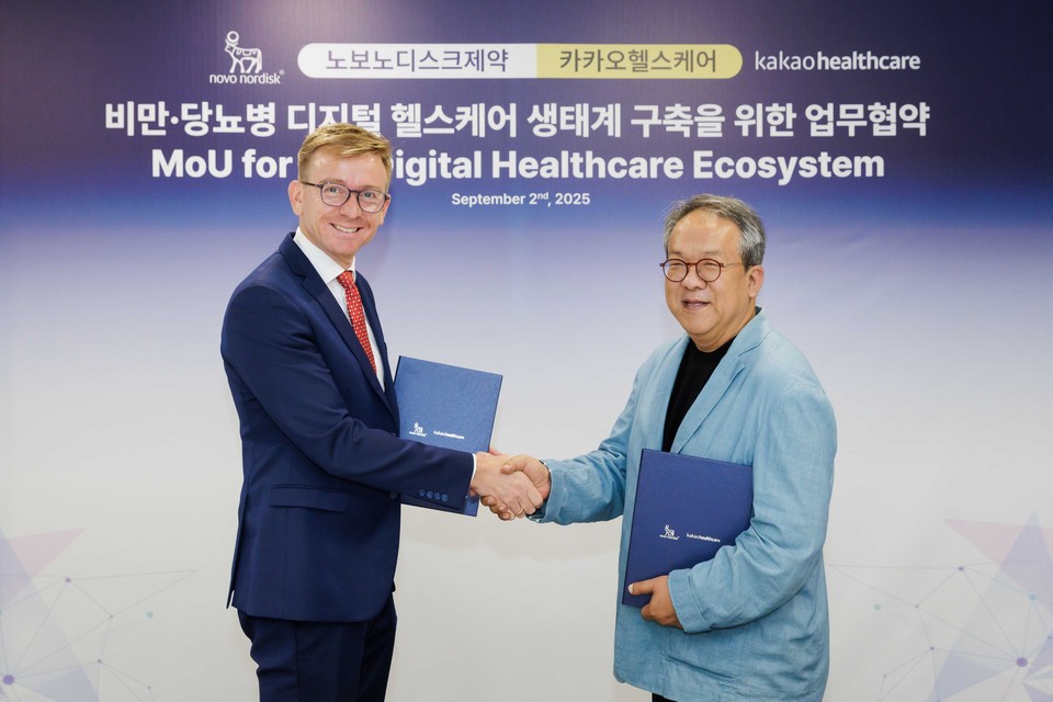 (왼쪽부터) 캐스퍼 로세유 포울센 한국노보노디크제약 대표와 황희 카카오헬스케어 대표가 이달 2일 서울 송파구 소재 한국노보노디스크제약 본사에서 열린 협약식에서 기념촬영을 하고 있다. [사진=카카오헬스케어]