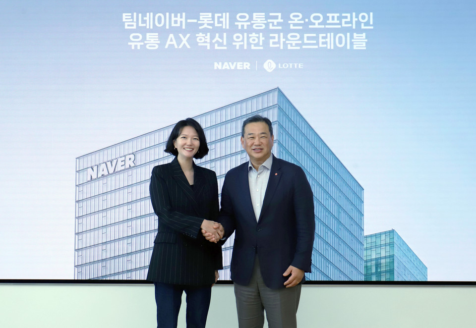 (왼쪽부터) 최수연 네이버 대표, 김상현 롯데 유통군 총괄대표 부회장이 5일 네이버 1784에서 만나 AI전환(AX) 혁신을 위한 상호 간 협력 방안을 논의했다. [사진=네이버]