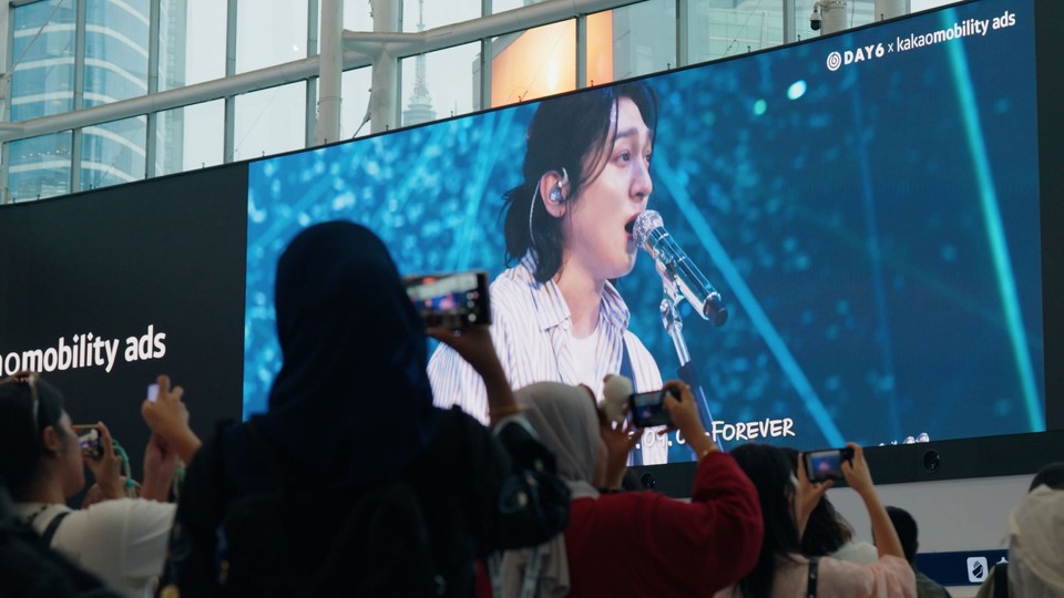 KTX 서울역 초대형 융복합 안내 전광판 ‘서울 파노라마’에서 DAY6 10주년 기념 영상이 송출되고 있다. [사진=카카오모빌리티]