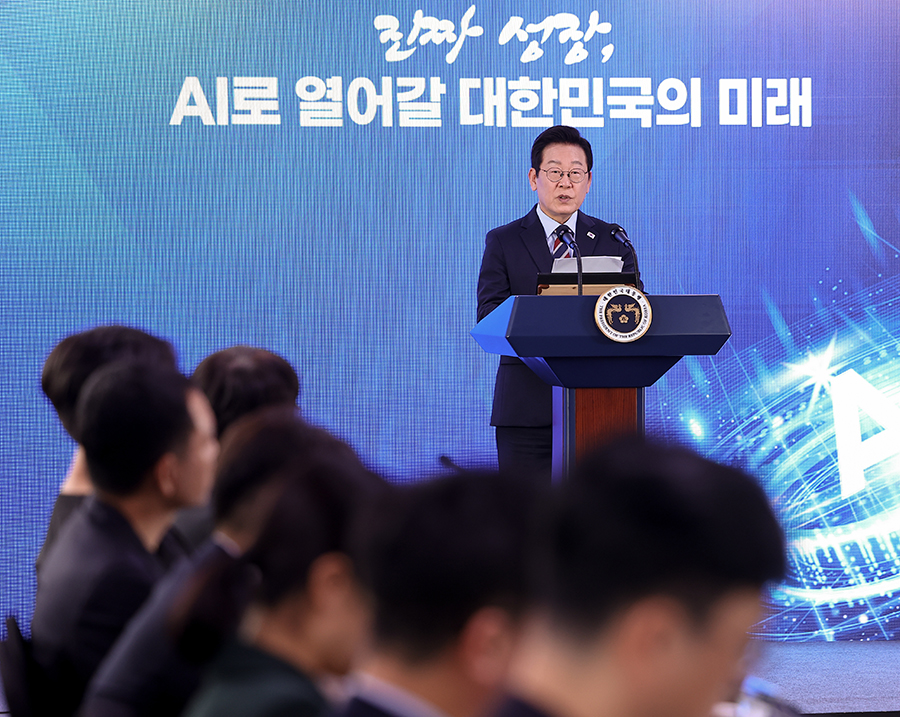 이재명 대통령이 8일 서울 중구 서울스퀘어에서 열린 국가인공지능(AI) 전략위원회 출범식에서 발언하고 있다. [사진=연합뉴스]