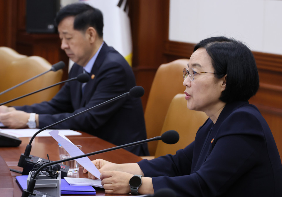 한성숙 중소벤처기업부 장관이 10일 서울 종로구 정부서울청사에서 열린 성장전략TF 겸 산업경쟁력강화 관계장관회의에서 발언하고 있다. [사진=연합뉴스]