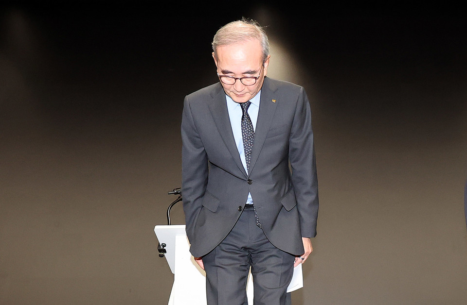 김영섭 KT 사장이 11일 서울 종로구 KT 광화문빌딩 웨스트 사옥에서 소액결제 피해와 관련해 사과하고 있다. [사진=연합뉴스]