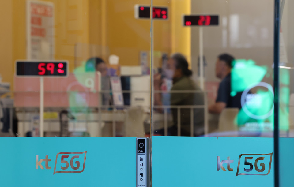 올해 4월 대규모 개인정보가 유출되는 보안 사고를 낸 SK텔레콤에 이어 KT도 이용자 5천여명의 개인정보 유출 가능성을 확인하고 11일 개인정보보호위원회에 이를 신고했다. 이날 KT 김영섭 대표는 이 사태와 관련해 사과했다. 사진은 서울 소재 KT 대리점 [사진=연합뉴스]