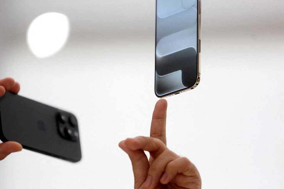 올해 말까지 생성AI 스마트폰 관련 지출이 전체 시장 지출의 약 20%를 차지할 것이라는 전망이 나왔다. 사진은 이달 9일(현지시간) 미국 캘리포니아주 쿠퍼티노 애플 캠퍼스에서 열린 애플 신제품 행사에 전시돼 있는 아이폰 신제품 [사진=로이터]