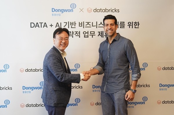 (왼쪽부터) 박종성 동원그룹 CIO, 아르살란 타바콜리 데이터브릭스 필드 엔지니어링 총괄 수석부사장 [사진=데이터브릭스]