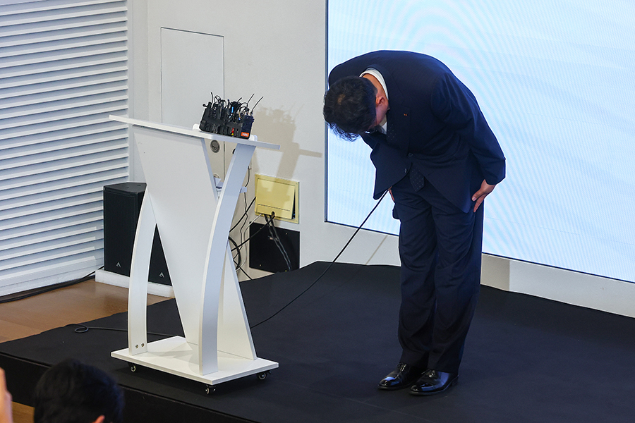 김영걸 KT 서비스프로덕트 본부장이 18일 서울 종로구 KT광화문빌딩에서 열린 KT 소액결제 피해 관련 대응 현황 발표 기자회견에서 고개숙여 사과하고 있다. [사진=연합뉴스]