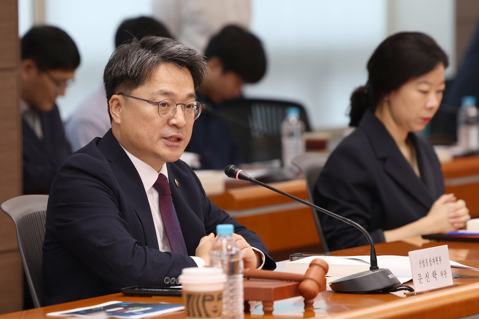 문신학 산업통상자원부 1차관이 18일 서울 강남구 한국기술센터에서 열린 '제48차 사업재편계획심의위원회'에 참석해 인사말을 하고 있다. [사진=산업부]