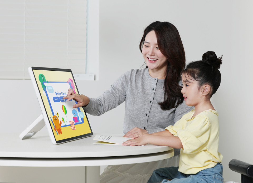 삼성전자 모델이 화면과 스탠드를 분리해 자유롭고 간편하게 사용할 수 있는 무선 이동형 스크린 '더 무빙스타일'을 체험하고 있다. [사진=삼성전자]