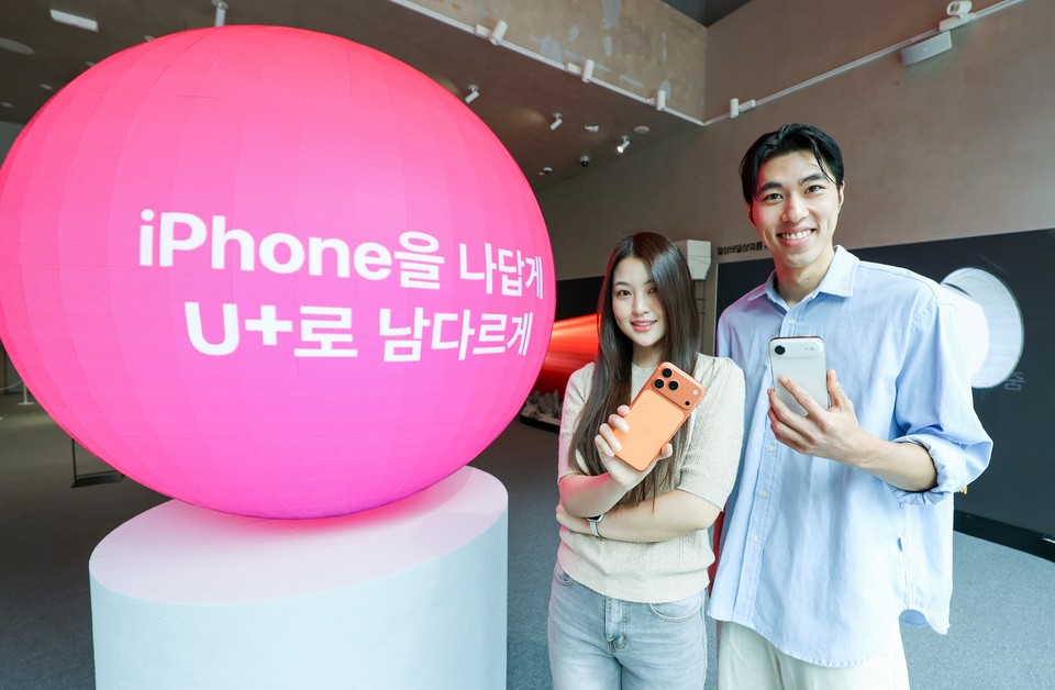 LG유플러스가 새로 출시된 아이폰17 시리즈 전 라인업을 볼 수 있는 팝업 전시를 연다. [사진=LG유플러스]