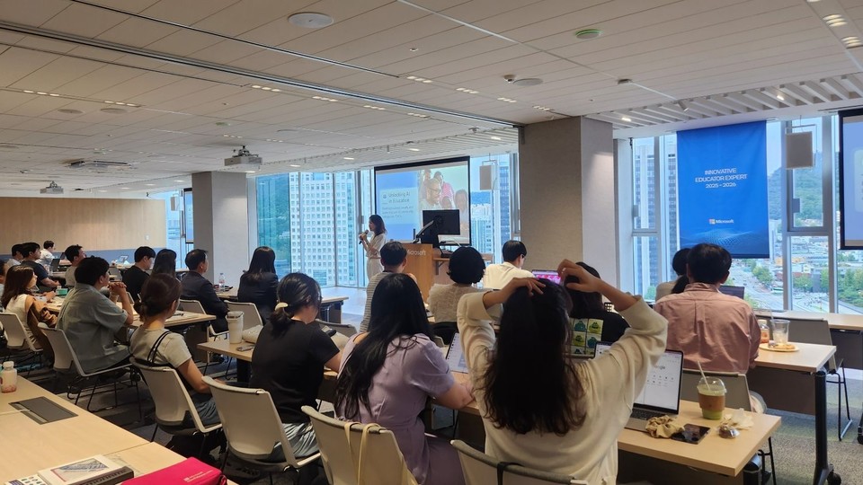 혁신교사를 대상으로 이달 20일 한국MS 오피스에서 진행된 교육과정에서 참석자들이 AI 툴을 활용한 교육 실습강의를 듣고 있다.