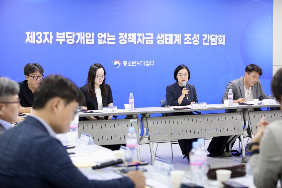 한성숙 중소벤처기업부 장관이 22일 서울 종로구 소상공인시장진흥공단 서울중부센터에서 열린 현장 간담회에서 발언하고 있다. [사진=중기부]