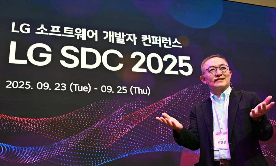 LG전자 CTO부문 박인성 SW센터장이 23일 개막한 LG SDC 2025 현장에서 발언하고 있다. [사진=LG전자]