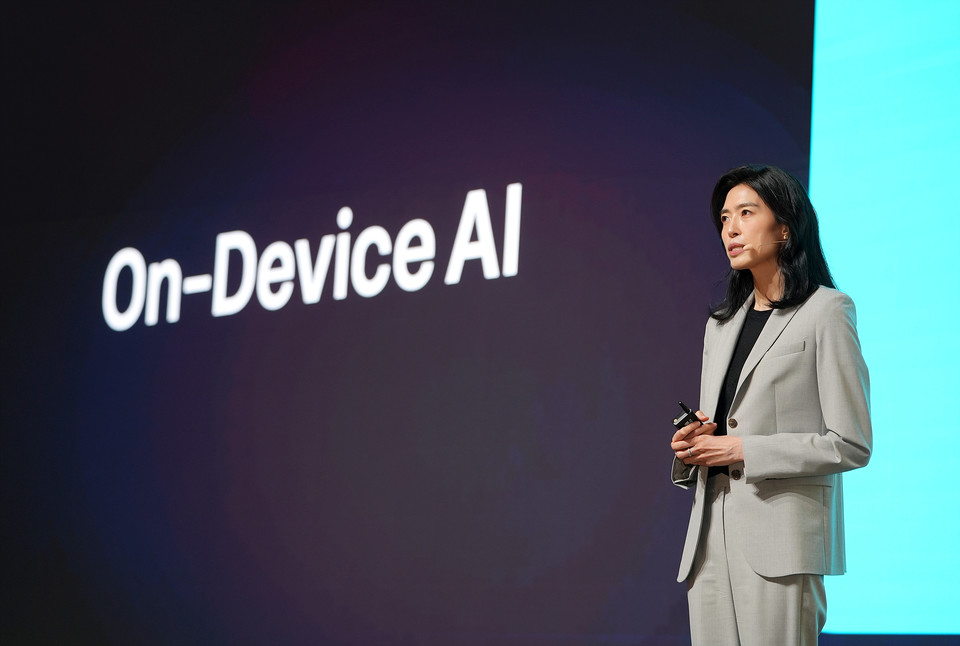 23일 경기도 용인시 카카오AI캠퍼스에서 열린 ‘이프 카카오(if(kakao)25)’ 컨퍼런스에서 정신아 카카오 대표가 기조연설자로 나서 발언하고 있다. [사진=카카오]