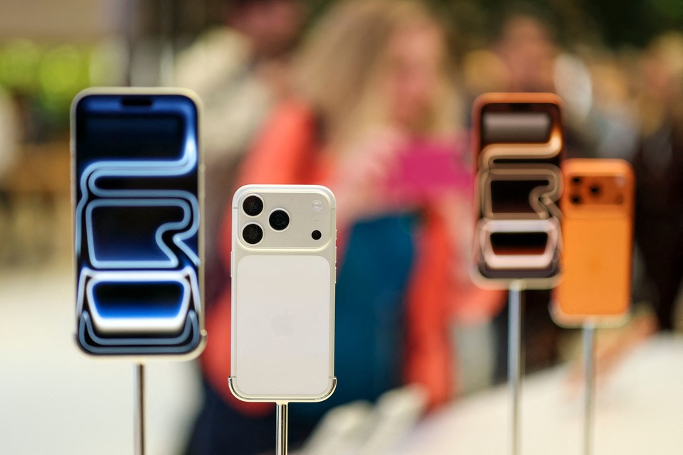 사진은 뉴욕 애플 스토어에 전시돼 있는 아이폰17 모델 [사진=AFP통신]