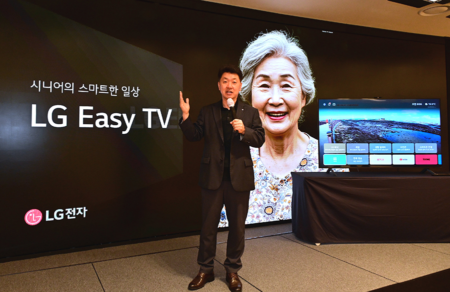 LG전자 백선필 TV상품기획담당이 LG 이지 TV를 설명하고 있다. [사진=LG전자]