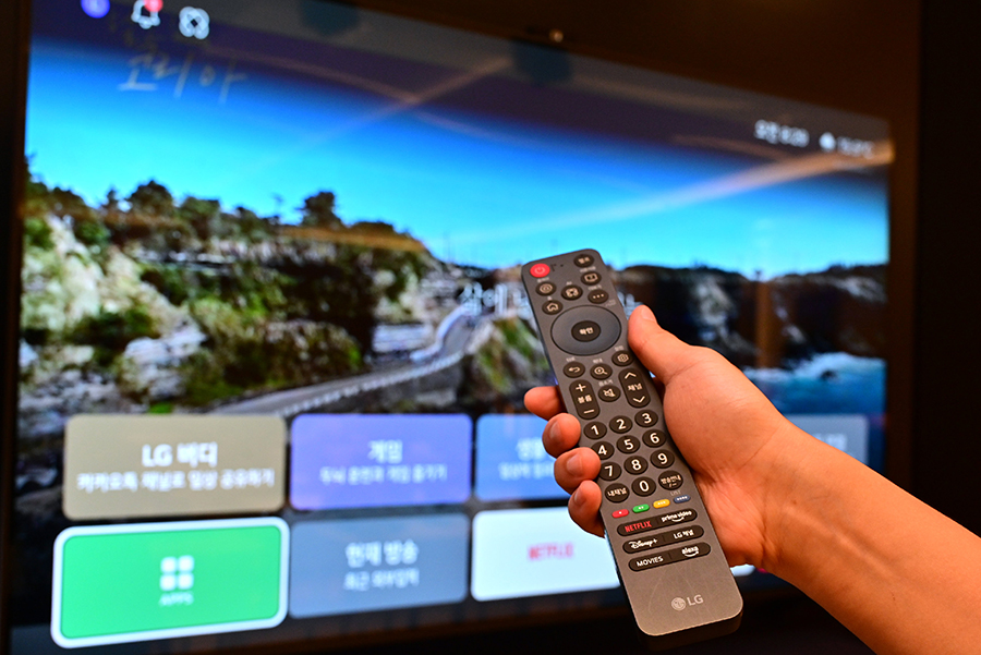 LG전자는 시니어 고객이 쉽게 사용할 수 있도록 큰 글씨로 설명을 표기하고 전용 헬프 버튼을 추가하는 등 리모콘을 전면 재설계했다.
