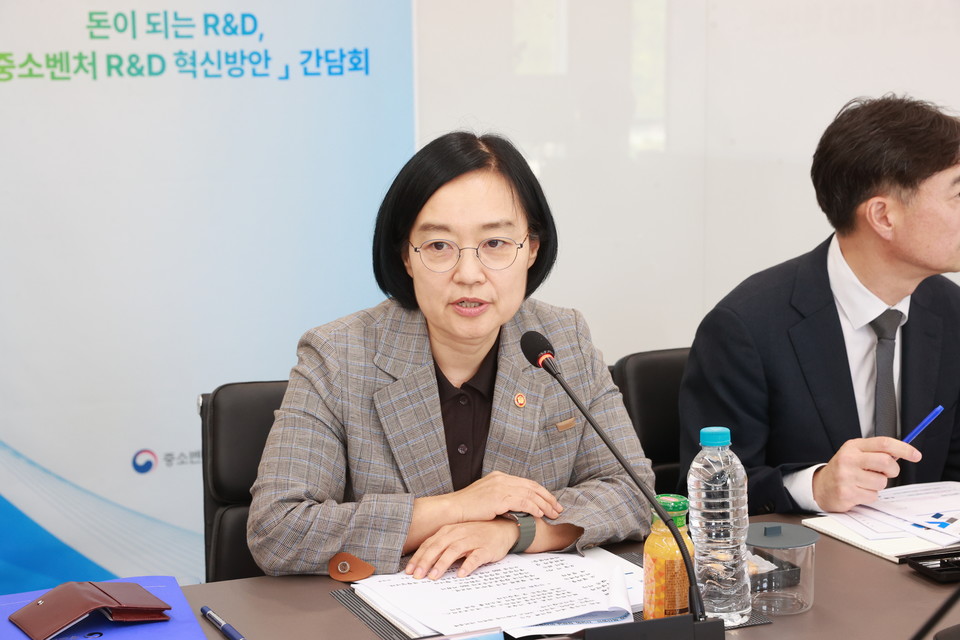 한성숙 중소벤처기업부 장관이 '열린 돈이 되는 R&D, 중소벤처 R&D 혁신방안 간담회'에서 인사말을 하고 있다. [사진=중기부]