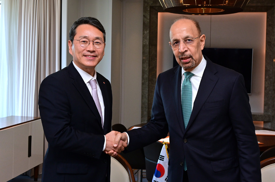 LG전자 조주완 CEO가 사우디아라비아 칼리드 알팔리 투자부 장관과 만나 AI데이터센터 냉각솔루션 공급 등 협력 방안을 논의했다. [사진=LG전자]