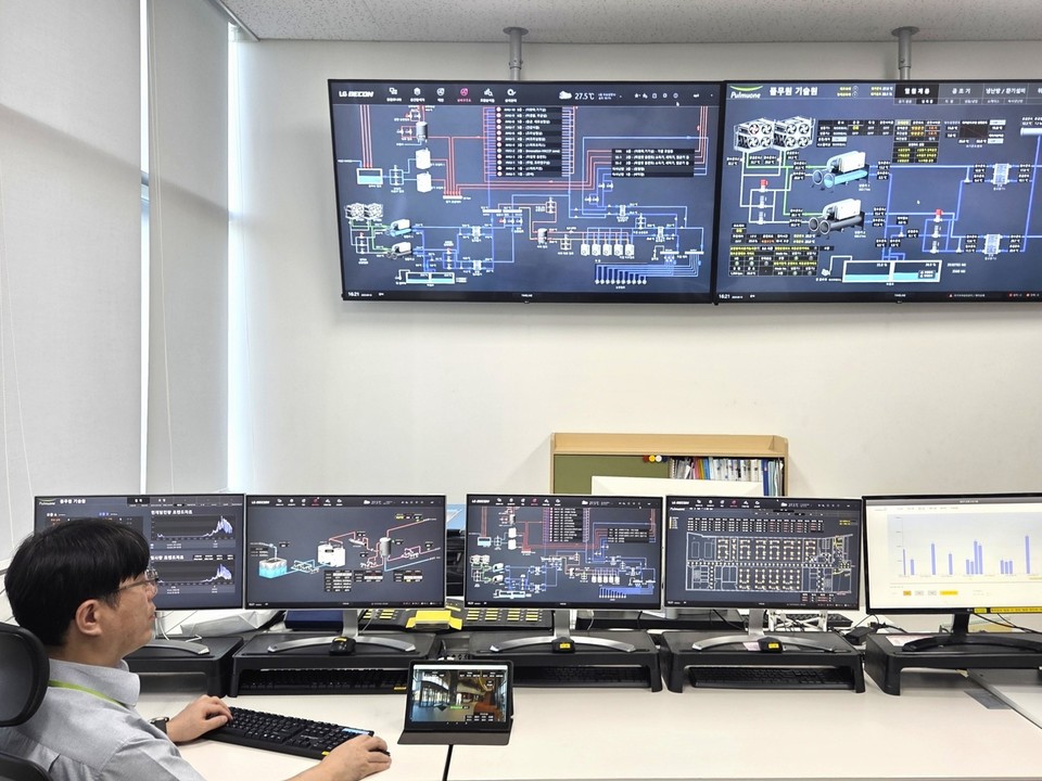 LG전자 HVAC 솔루션이 설치돼 있는 풀무원기술원에서 엔지니어가 에너지 흐름을 모니터링하고 있다. [사진=LG전자]