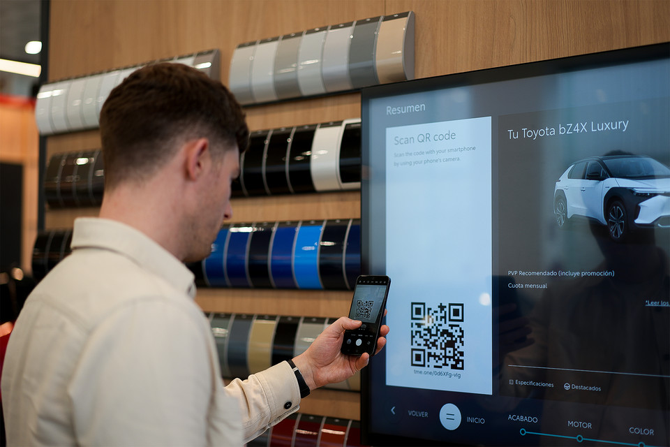 삼성전자가 전세계 토요타 매장에 스마트 사이니지 2만3000대를 공급했다고 전했다. [사진=삼성전자]