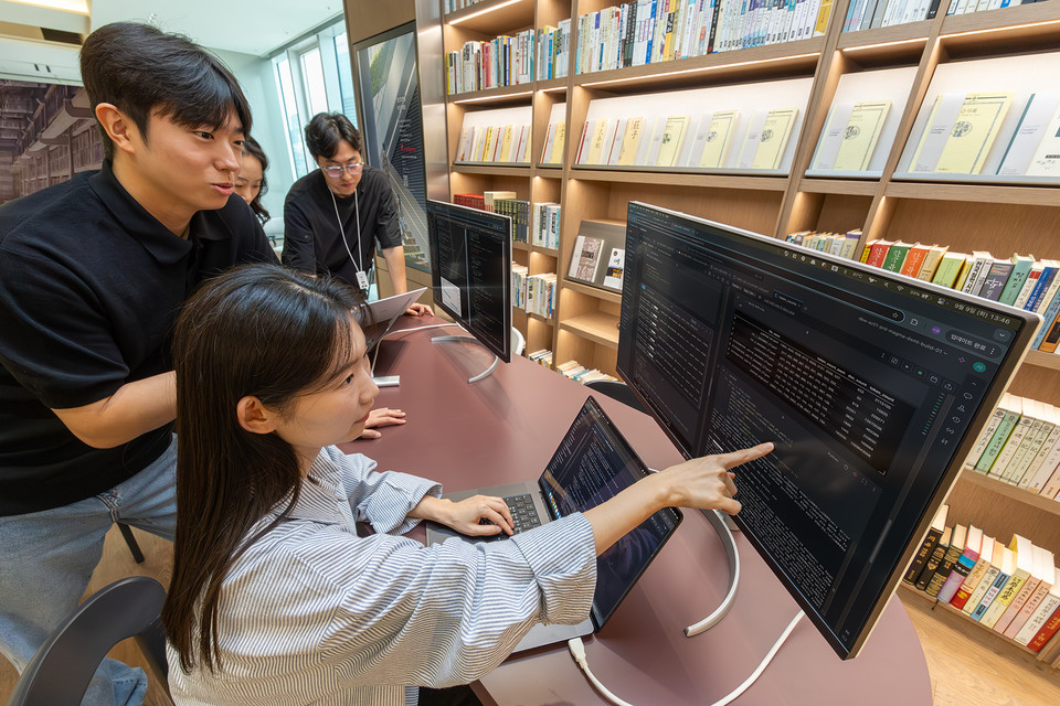 KT 기술혁신부문 연구원들이 SOTA K를 테스트하고 있다. [사진=KT]