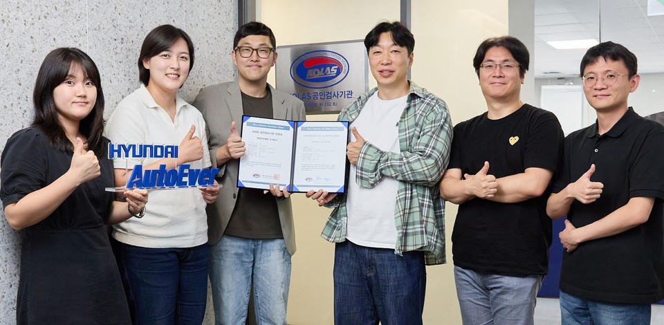 (왼쪽부터) 현대오토에버 프로세스인증팀 한해리 책임, 최지윤 책임, 김정민 책임, 정지훈 차량전장SW센터장, 박경훈 차량SW평가기술실장, 최경묵 프로세스인증팀장 [사진=현대오토에버]