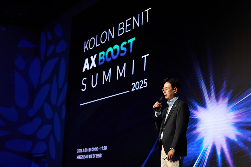 코오롱베니트 강이구 대표가 30일 서울 드래곤시티 호텔에서 열린 '코오롱베니트 AX부스트 써밋' 현장에서 기조연설에 나서고 있다. [사진=코오롱베니트]