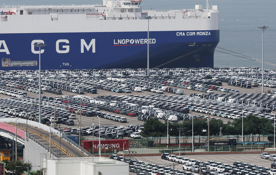 경기도 평택항에 수출용 자동차가 세워져 있는 모습 [사진=연합뉴스]