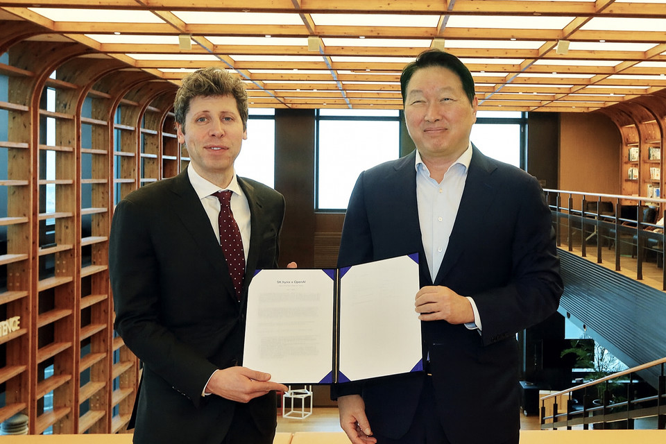 (왼쪽부터) 최태원 회장과 샘 올트먼 오픈AI CEO가 1일 서울 종로구 SK서린빌딩에서 협약 체결 후 기념촬영을 하고 있다. [사진=SK]