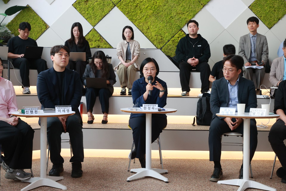 한성숙 중소벤처기업부 장관이 뤼튼테크놀로지스에서 열린 간담회에서 인사말을 하고 있다. [사진=중기부]