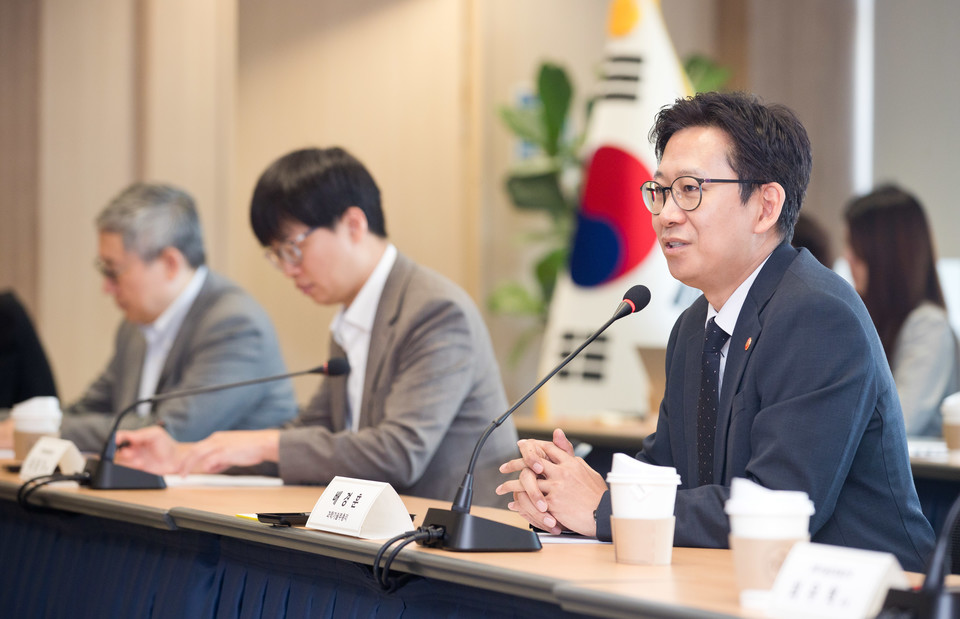 배경훈 부총리 겸 과학기술정보통신부 장관이 2일 서울 종로구 광화문교보빌딩 국가과학기술자문회의 대회의실에서 네이버, 카카오, 쿠팡, 우아한형제들 등 플랫폼사 CEO, CISO들과 정보보호 강화 방안을 논의하고 있다. [사진=과기정통부]