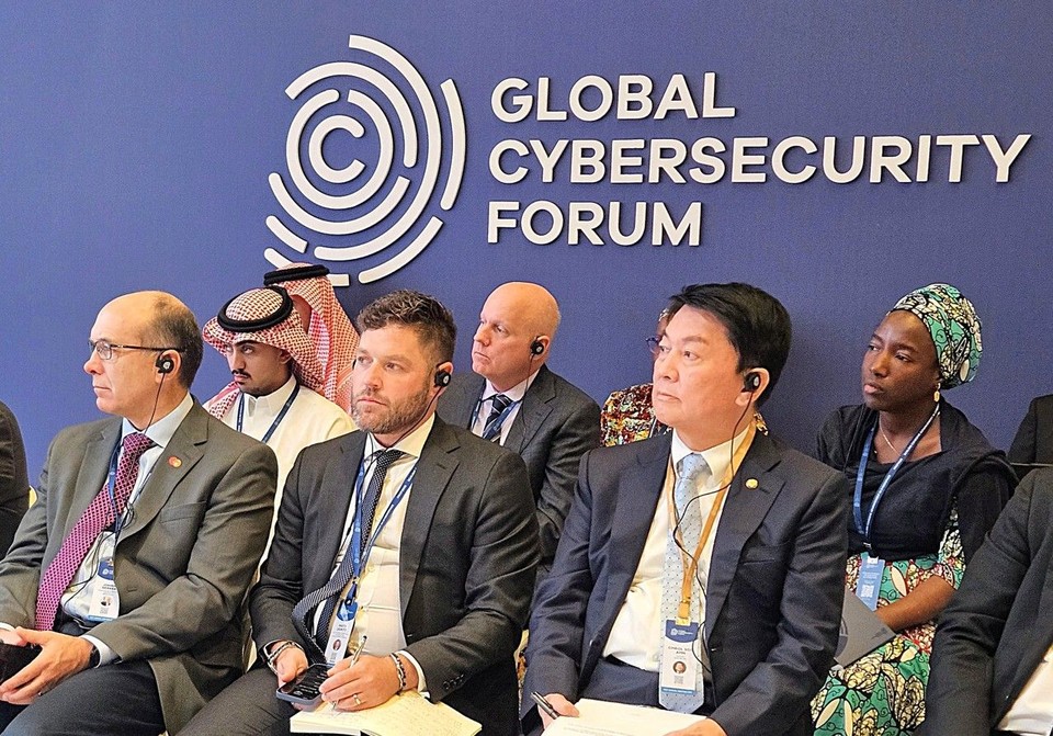 안랩 안철수 창업자(앞줄 우측에서 첫 번째)가 사우디아라비아 리야드에서 열린 'GCF 2025'의 'Center for Cyber Economics 세션'에 참가했다. [사진=안랩]