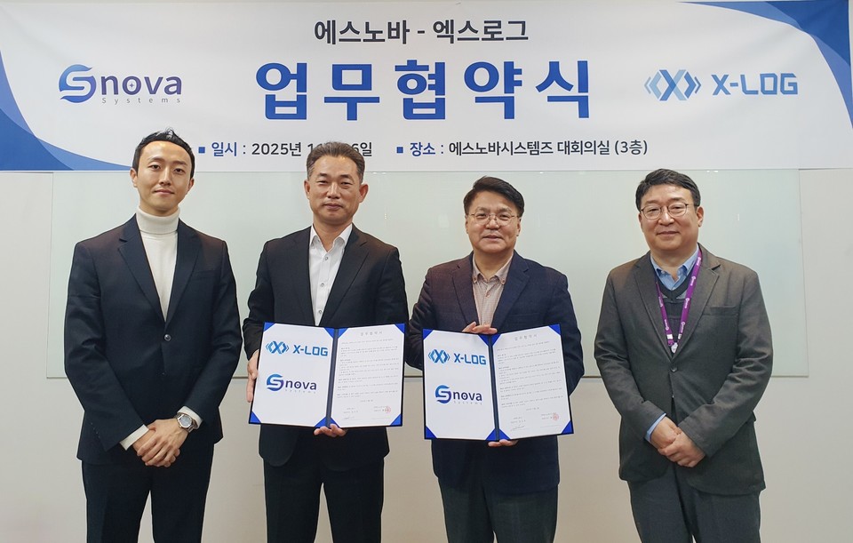 (왼쪽부터) 김용현 엑스로그 솔루션사업부 차장, 장석주 엑스로그 대표, 이도수 에스노바시스템즈 시스템사업본부 전무, 정필채 에스노바시스템즈 엔지니어링사업본부 전무 [사진=엑스로그]