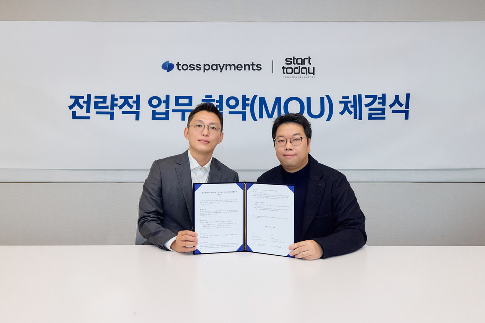 (왼쪽부터) 토스페이먼츠 우송수 사업총괄과 에스티엘 강태영 대표가 기념촬영을 하고 있다. [사진=토스페이먼츠]