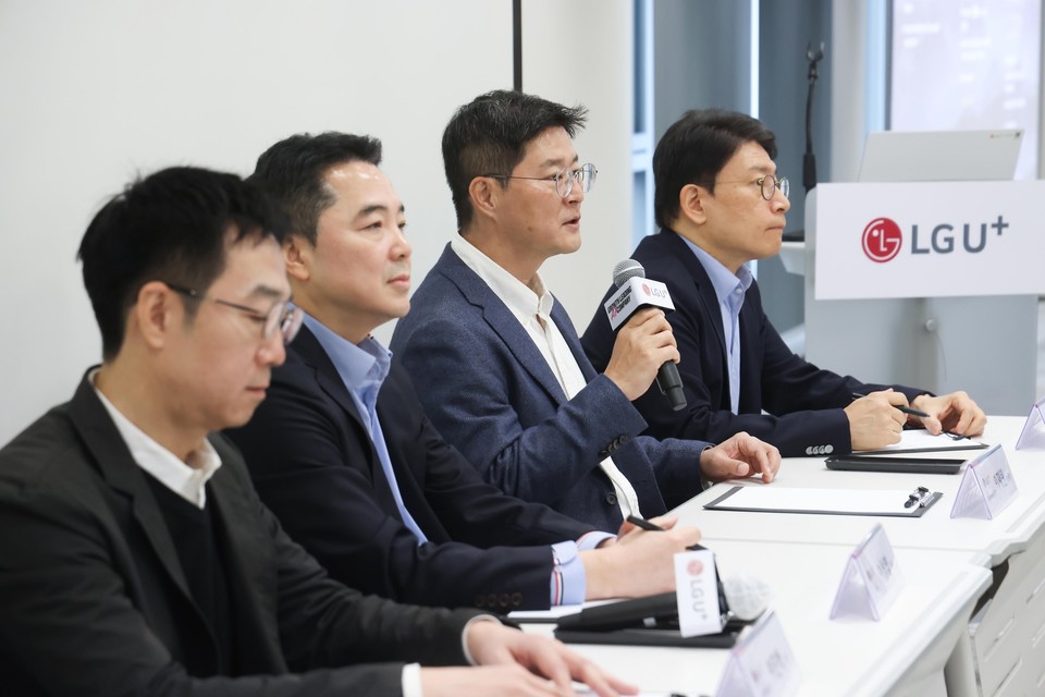 (왼쪽부터) 이진혁 익시오 개발Task(상무), 이상엽 CTO(전무), 이재원 컨수머 부문장(부사장), 최윤호 AI에이전트 추진그룹장(상무)이 기자들과 질의응답을 진행하고 있다. [사진=LG유플러스]