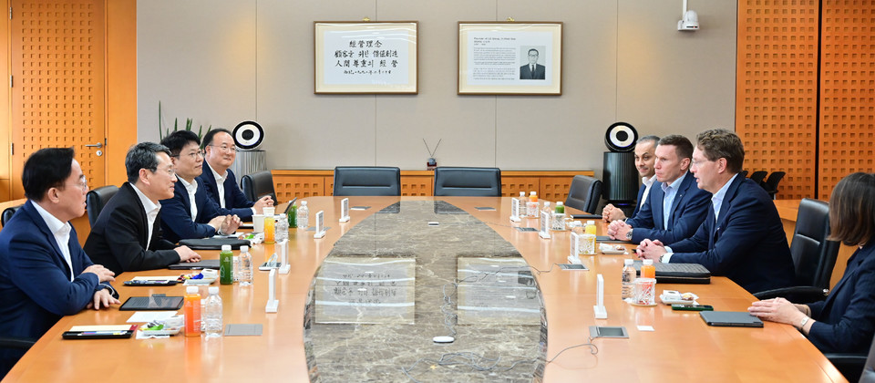 (왼쪽부터) LG디스플레이(LGD) 정철동 CEO, LG전자 조주완 CEO, LG에너지솔루션(LG엔솔) 김동명 CEO, LG이노텍 문혁수 CEO, 메르세데스-벤츠 R&D 코리아 컬삿 카르탈 센터장, 메르세데스-벤츠 코리아 마티아스 바이틀 CEO, 메르세데스-벤츠 올라 칼레니우스 회장, 메르세데스-벤츠 이다 볼프 기업본부 총괄 [사진=LG전자]