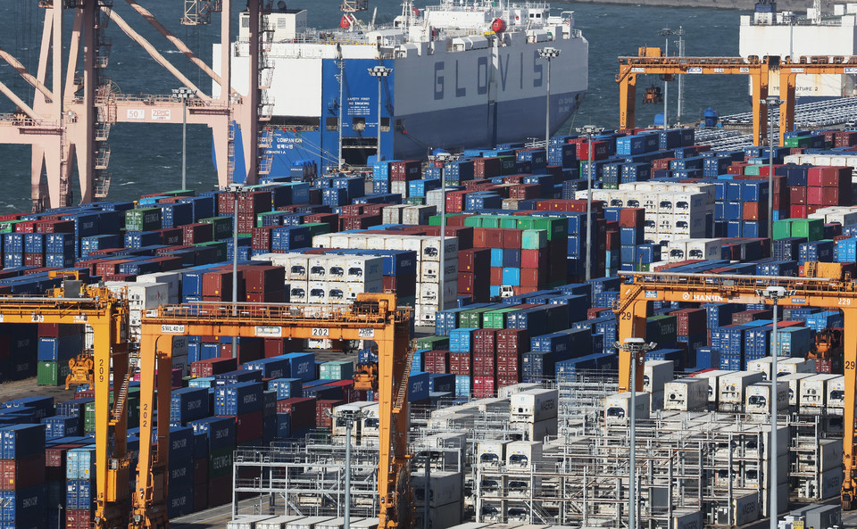 10대 수출 주력업종의 기업경쟁력이 5년 뒤 전 부문에서 중국에 뒤처질 것이라는 전망이 나왔다. 사진은 경기도 평택항에 컨테이너가 쌓여있는 모습 [사진=연합뉴스]