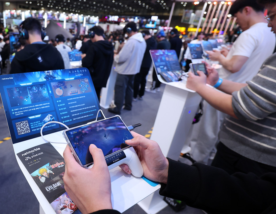 이달 13일 부산 벡스코에서 개막한 국내 최대 게임쇼 2025 지스타에서 관람객들이 게임을 즐기고 있다. [사진=연합뉴스]