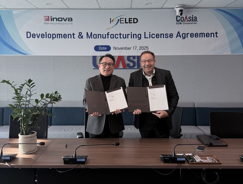 (왼쪽부터) 코아시아세미 신동수 대표이사, 이노바 로버트 아이슬레 사장 [사진=코아시아]