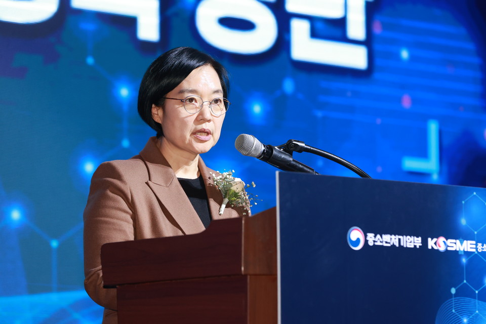 한성숙 중소벤처기업부 장관이 19일 경남 창원 컨벤션센터에서 열린 '지역 AI 대전환 비전선포식'에서 인사말을 하고 있다. [사진=중기부]