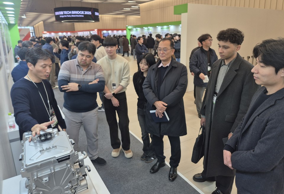 사진은 경기도 의왕 현대모비스 기술연구소에서 열린  ‘테크 브릿지 2025’에서 50개 신기술 전시 현장과 첨단 기술을 체험하는 관람객들의 모습 [사진=현대모비스]