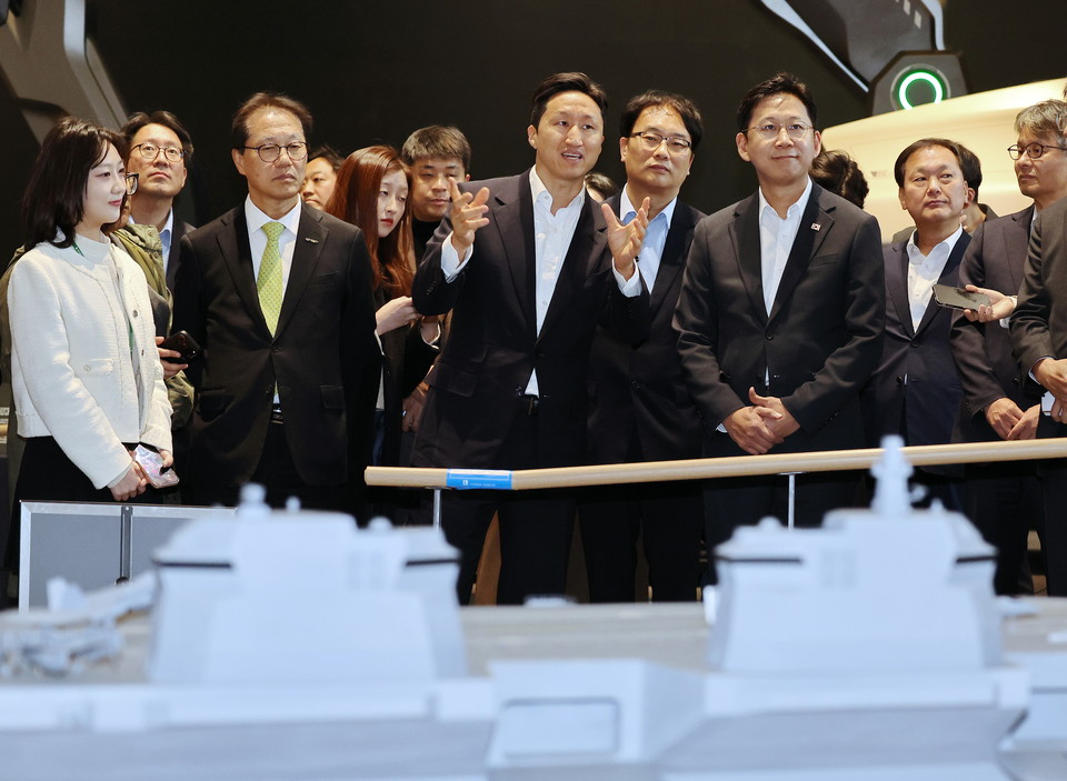 20일 경기도 성남 HD현대글로벌R&D센터에서 열린 '조선·해양 산업 AI 기술개발 협력 업무협약 체결식'에 앞서 배경훈 부총리 겸 과학기술정보통신부 장관과 정기선 HD현대 회장이 전시물을 살펴보고 있다. [사진=연합뉴스]