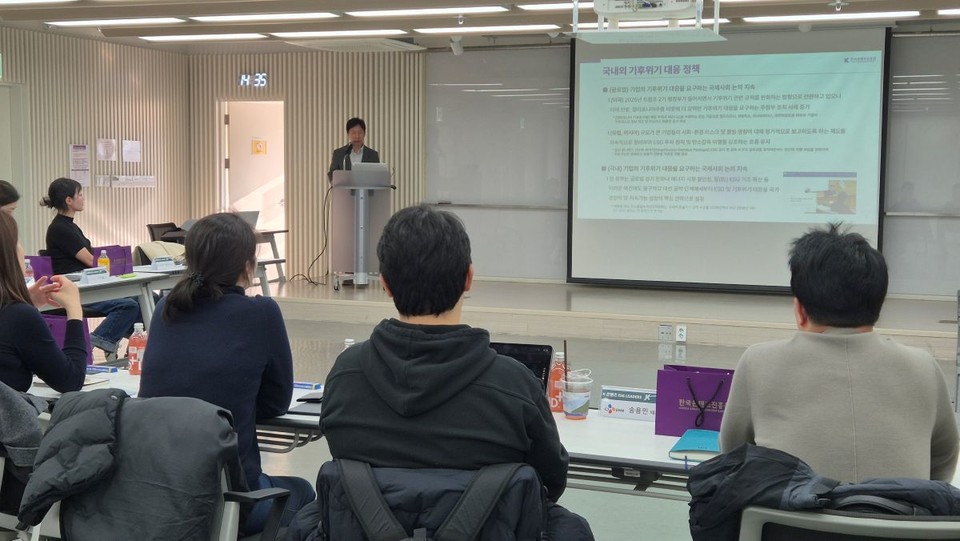 ‘K-콘텐츠 이에스지 리더스’ 워크숍 현장에서 콘진원 콘텐츠산업정책연구센터 미래정책팀 박혁태 팀장이 발언하고 있다. [사진=콘진원]